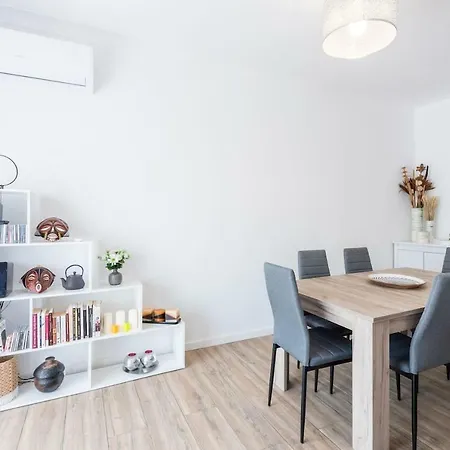 Lovelystay - Design Riverview City Centre Apartment *